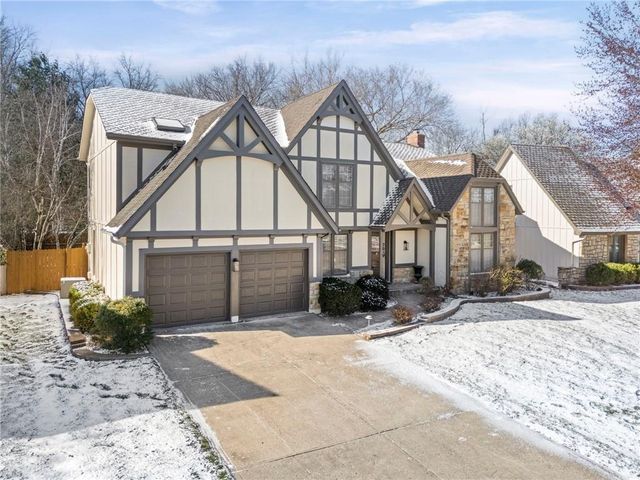 205 NE Shoreview Drive, Lee's Summit, MO 64064
