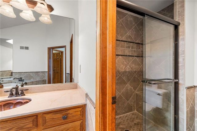 205 NE Shoreview Drive, Lee's Summit, MO 64064