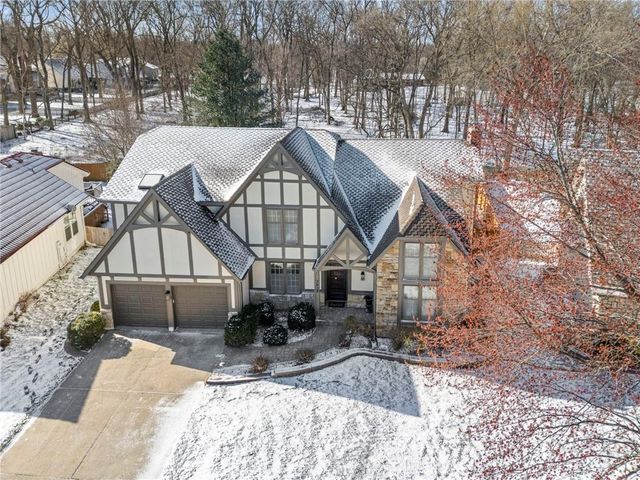 205 NE Shoreview Drive, Lee's Summit, MO 64064