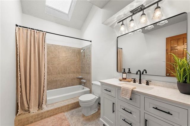 205 NE Shoreview Drive, Lee's Summit, MO 64064