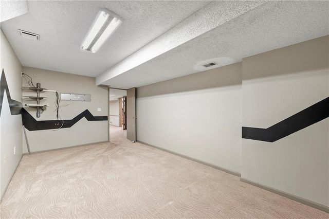 205 NE Shoreview Drive, Lee's Summit, MO 64064