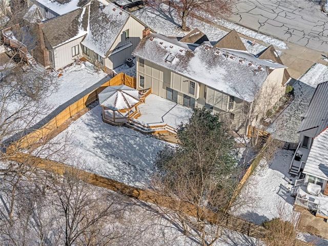 205 NE Shoreview Drive, Lee's Summit, MO 64064