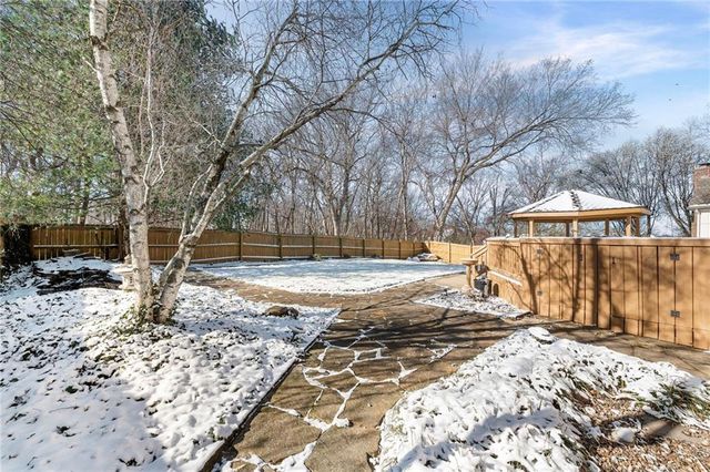 205 NE Shoreview Drive, Lee's Summit, MO 64064