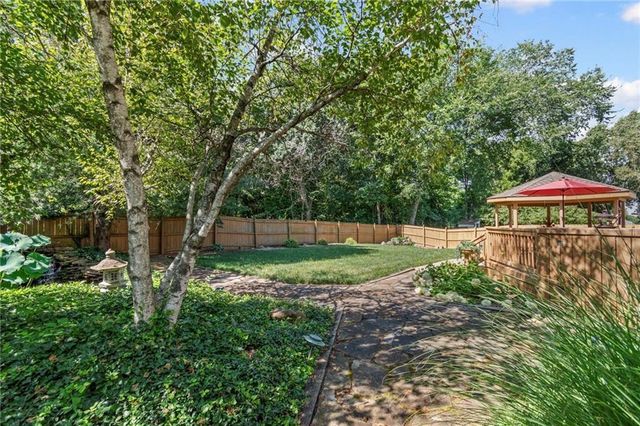 205 NE Shoreview Drive, Lee's Summit, MO 64064