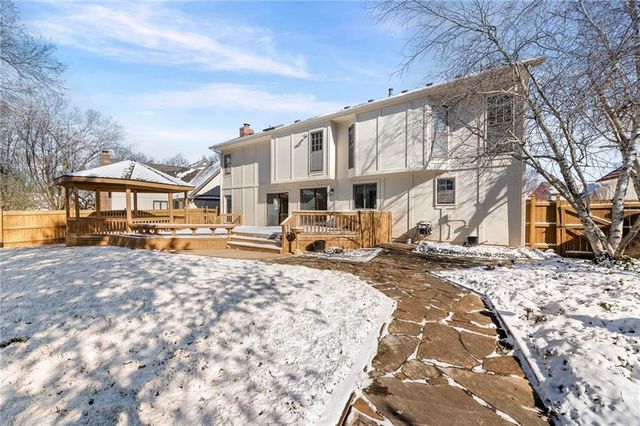 205 NE Shoreview Drive, Lee's Summit, MO 64064