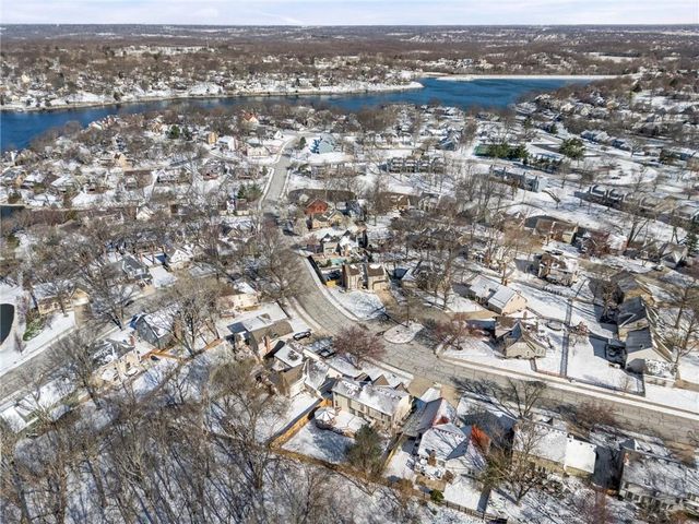 205 NE Shoreview Drive, Lee's Summit, MO 64064