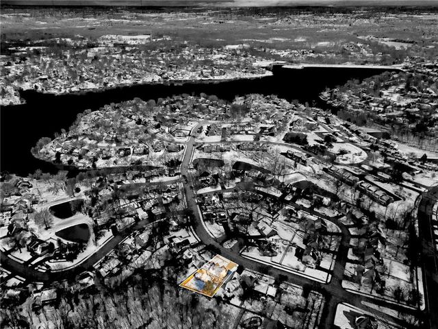 205 NE Shoreview Drive, Lee's Summit, MO 64064