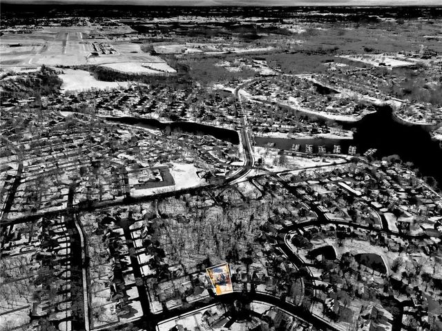 205 NE Shoreview Drive, Lee's Summit, MO 64064