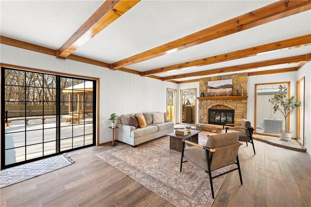 205 NE Shoreview Drive, Lee's Summit, MO 64064