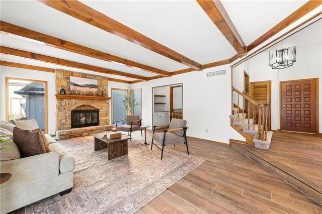 205 NE Shoreview Drive, Lee's Summit, MO 64064