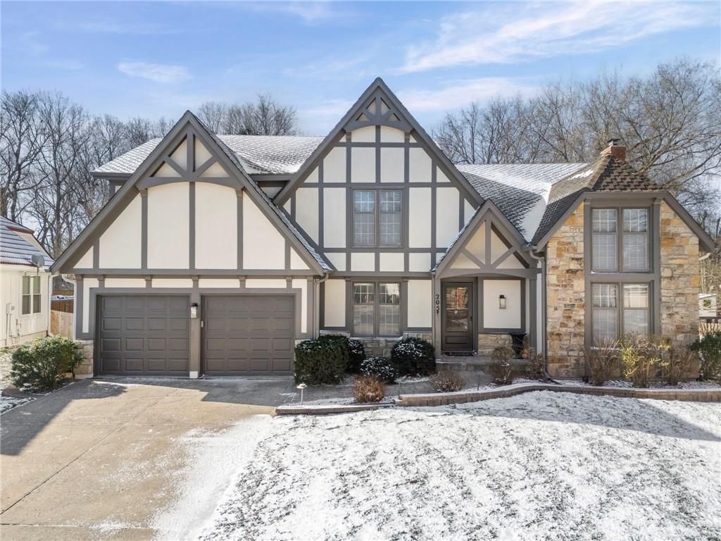 205 NE Shoreview Drive, Lee's Summit, MO 64064