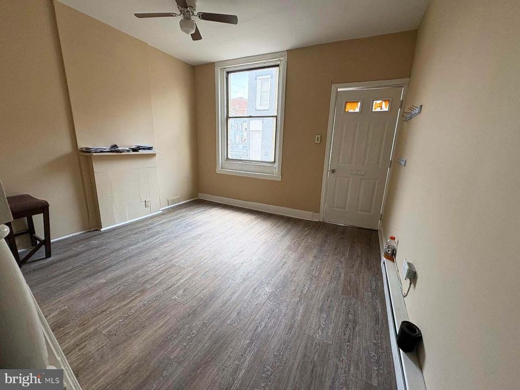 907 W SILVER ST, Philadelphia, PA 19133