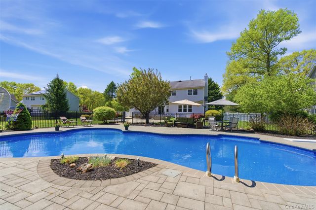 15 Framingham Lane, Shoreham, NY 11786