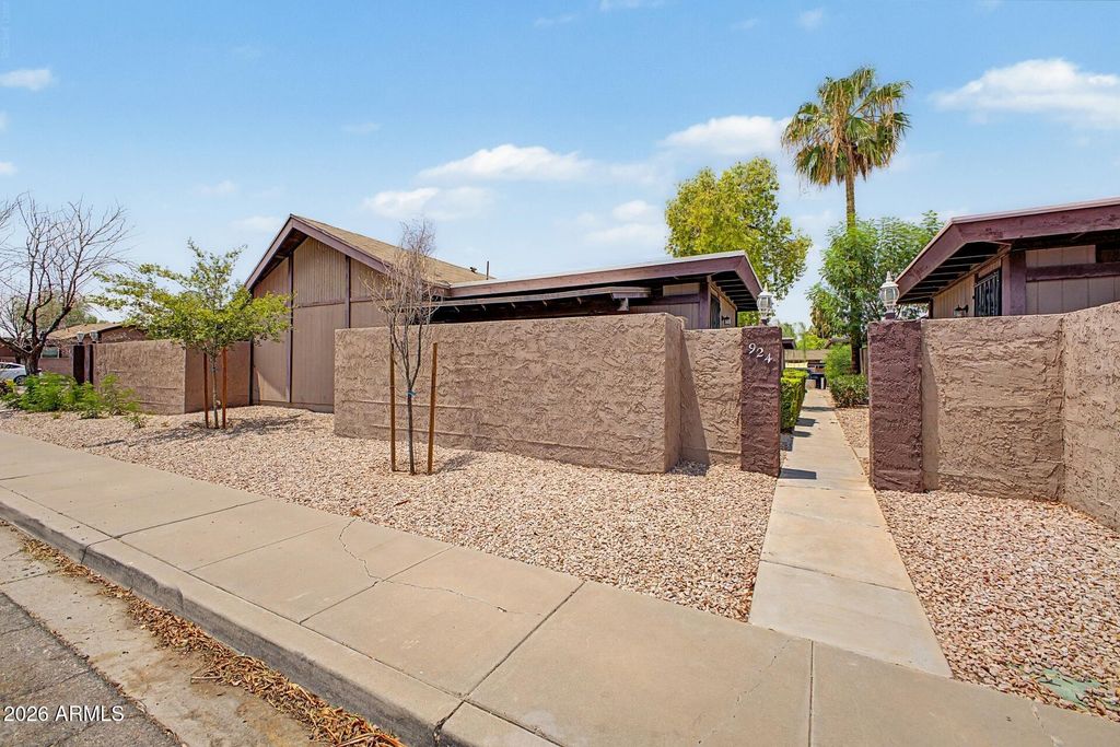 924 S HACIENDA Drive A, Tempe, AZ 85281 — exterior