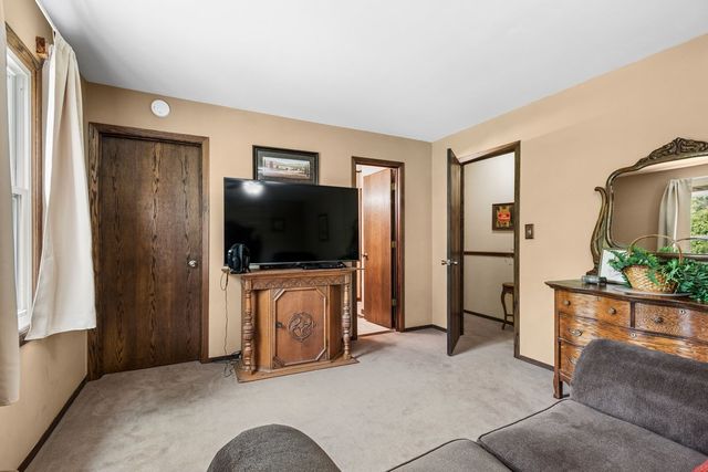 5306 W Winding Creek Drive, Mchenry, IL 60050