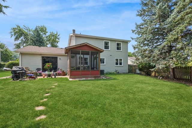 5306 W Winding Creek Drive, Mchenry, IL 60050