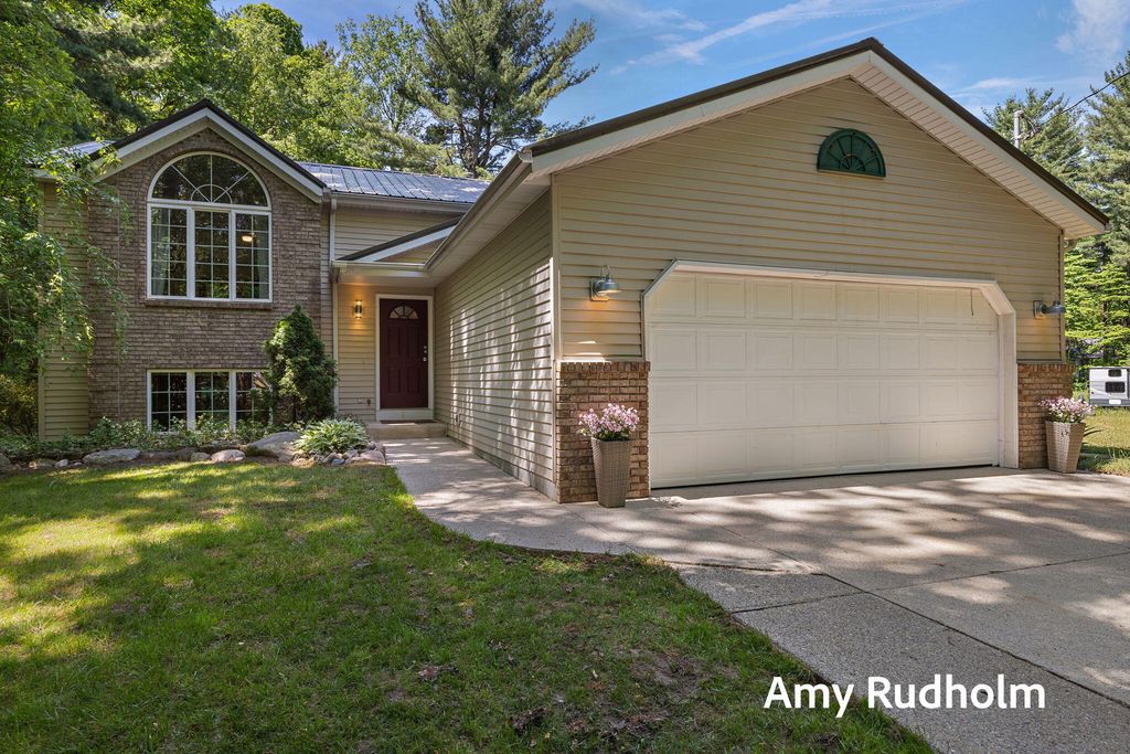 9262 Leonard Street, Polkton Twp, MI 49404