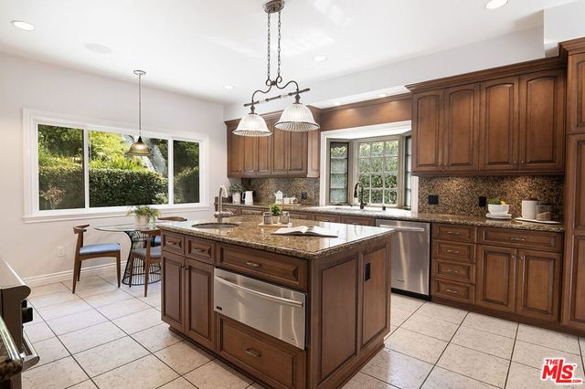 2332 Castle Heights Avenue, Los Angeles, CA 90034