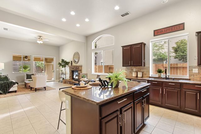 1513 Diamond Woods Cir, Roseville, CA 95747