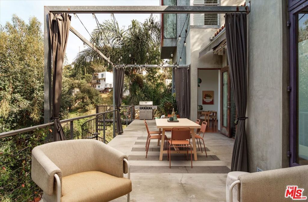 Image 13 of property listing at 8882 Lookout Mountain Avenue, Los Angeles, CA 90046