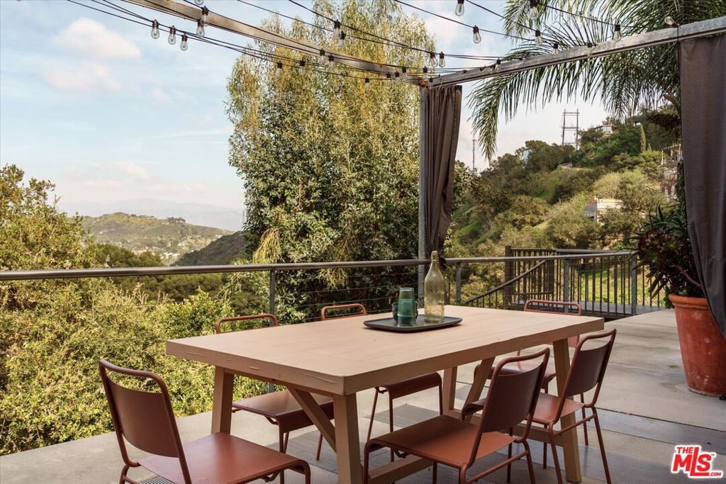 Image 14 of property listing at 8882 Lookout Mountain Avenue, Los Angeles, CA 90046