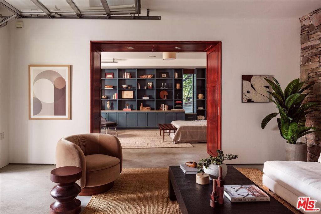 Image 16 of property listing at 8882 Lookout Mountain Avenue, Los Angeles, CA 90046