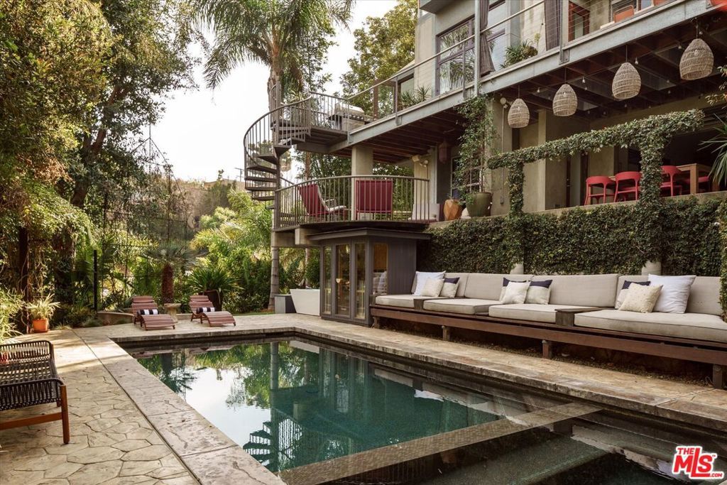 Image 22 of property listing at 8882 Lookout Mountain Avenue, Los Angeles, CA 90046