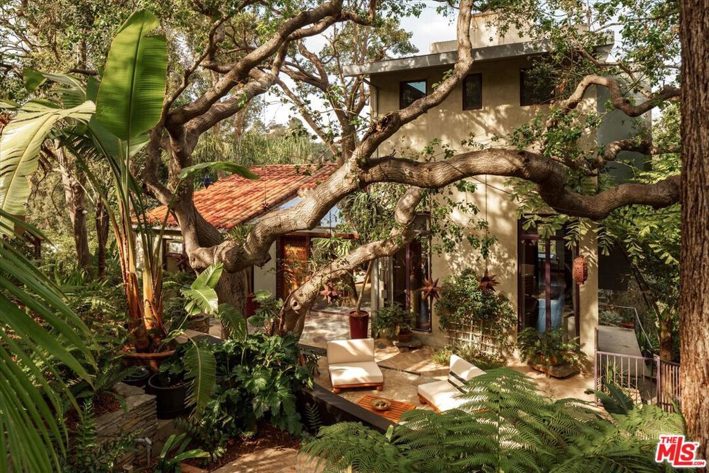 Image 25 of property listing at 8882 Lookout Mountain Avenue, Los Angeles, CA 90046