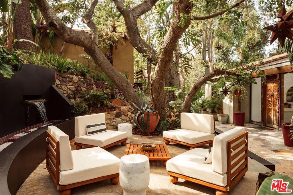 Image 26 of property listing at 8882 Lookout Mountain Avenue, Los Angeles, CA 90046