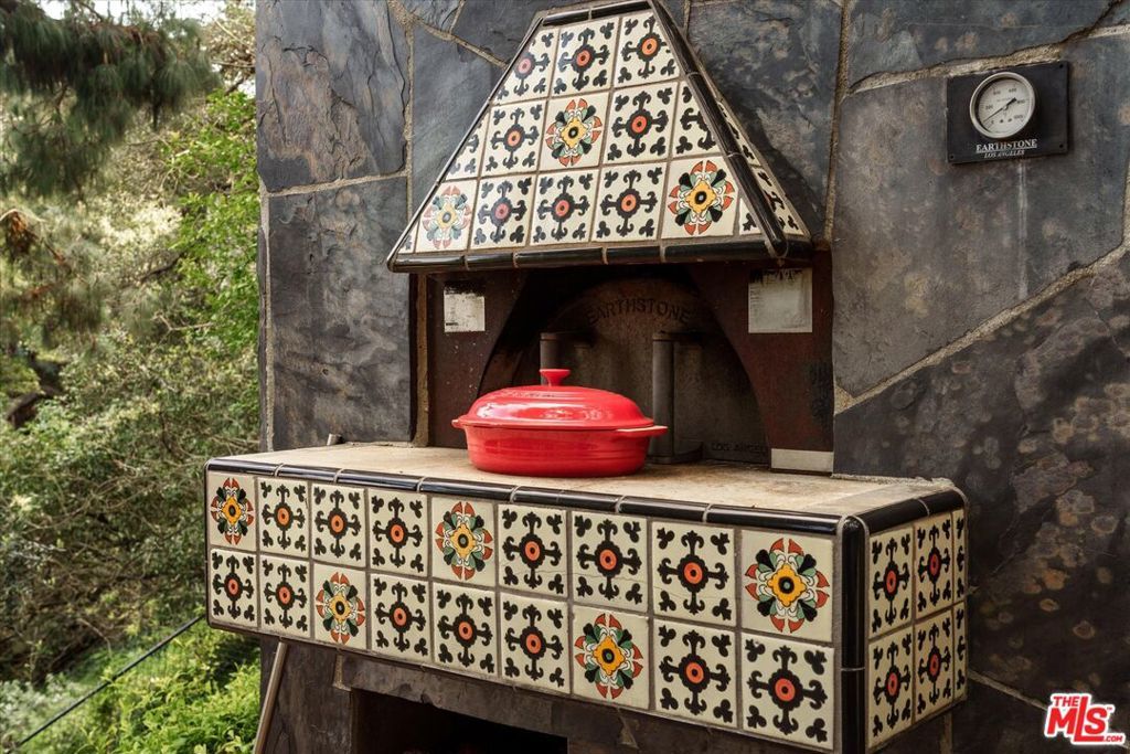 Image 28 of property listing at 8882 Lookout Mountain Avenue, Los Angeles, CA 90046