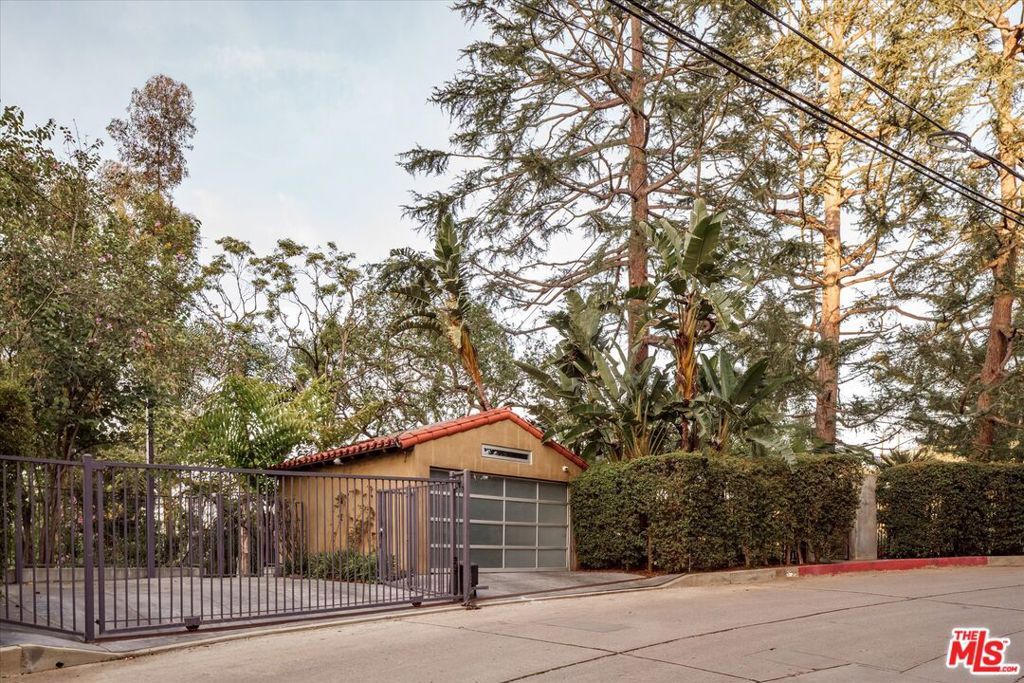 Image 31 of property listing at 8882 Lookout Mountain Avenue, Los Angeles, CA 90046