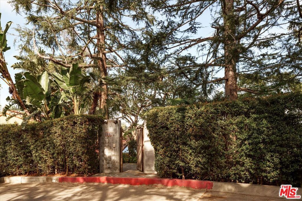 Image 32 of property listing at 8882 Lookout Mountain Avenue, Los Angeles, CA 90046