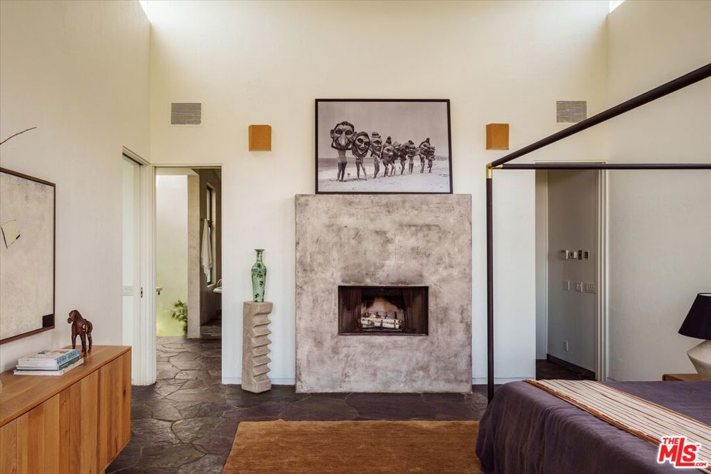 Image 8 of property listing at 8882 Lookout Mountain Avenue, Los Angeles, CA 90046