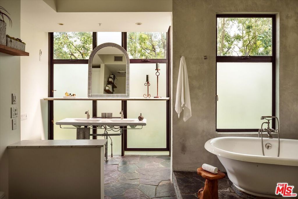 Image 9 of property listing at 8882 Lookout Mountain Avenue, Los Angeles, CA 90046