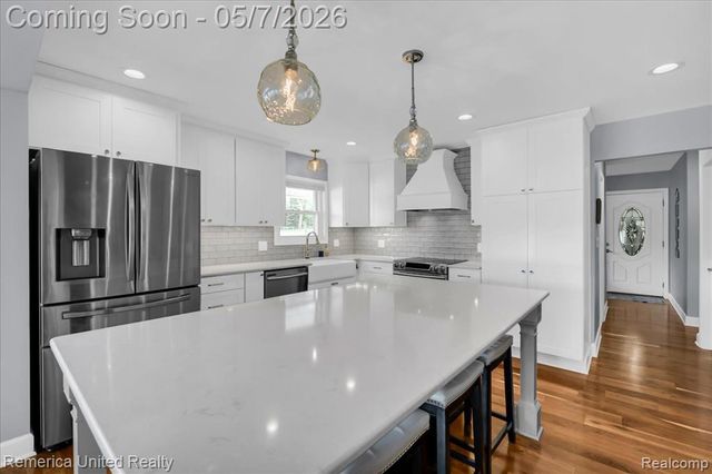 999 Lakeside Drive, Brighton, MI 48116