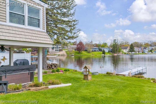 999 Lakeside Drive, Brighton, MI 48116