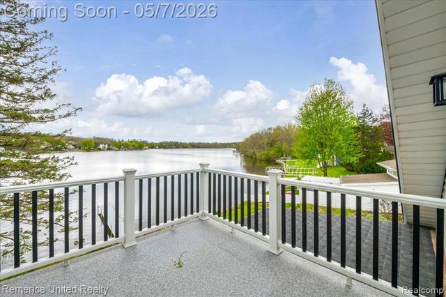 999 Lakeside Drive, Brighton, MI 48116