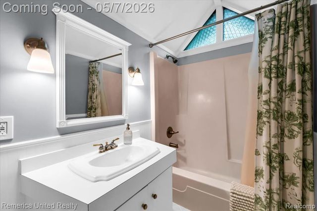 999 Lakeside Drive, Brighton, MI 48116