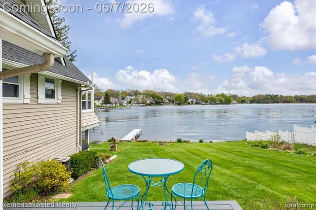 999 Lakeside Drive, Brighton, MI 48116