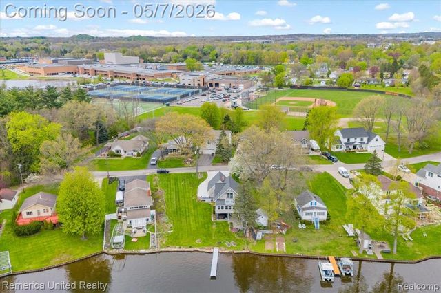 999 Lakeside Drive, Brighton, MI 48116