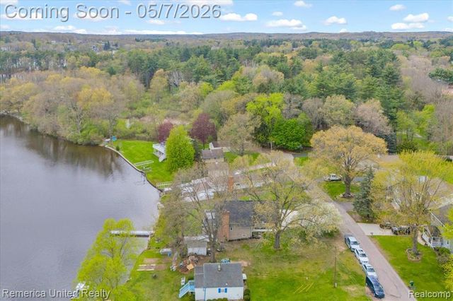 999 Lakeside Drive, Brighton, MI 48116