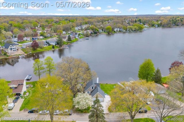 999 Lakeside Drive, Brighton, MI 48116