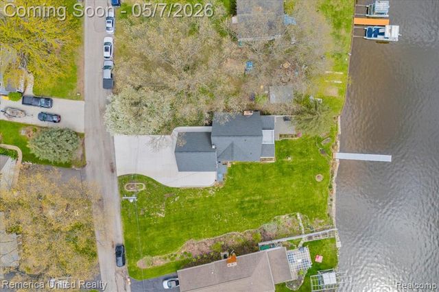 999 Lakeside Drive, Brighton, MI 48116