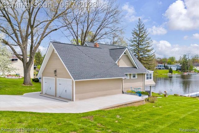 999 Lakeside Drive, Brighton, MI 48116