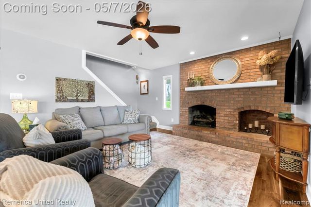 999 Lakeside Drive, Brighton, MI 48116