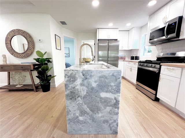 2427 32ND AVENUE N, St Petersburg, FL 33713