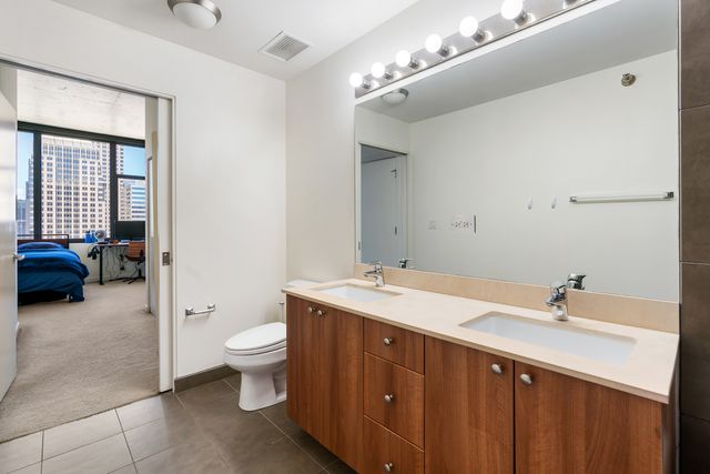 235 W Van Buren Street 2915, Chicago, IL 60607