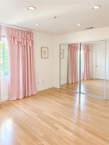 15053 Victory 10, Van Nuys, CA 91411