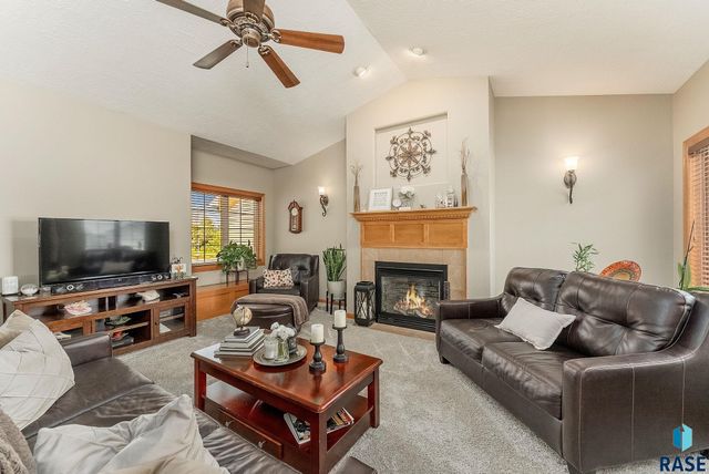 8111 S Seven Oaks Dr Drive, Sioux Falls, SD 57108