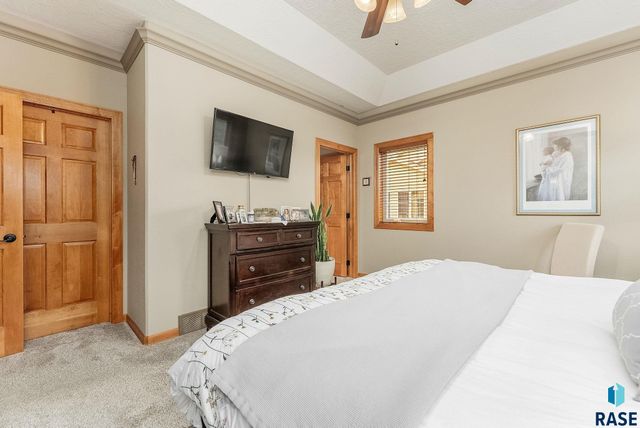 8111 S Seven Oaks Dr Drive, Sioux Falls, SD 57108